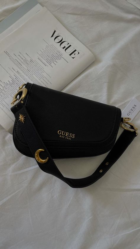 Guess Bags Aesthetic, Guess Bag Outfit, Guess Aesthetic, Bag Guess, Guess Shoulder Bag, Sacs Tote Bags, Crafted Bag, My Style Bags, Trendy Purses