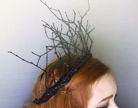 DIY Queen of the Woods Fairy Crown - Check out our list of 39 other DIY crown and tiaras that you can create for your next party | Coolcrafts.com Fairy Headpiece Diy, Fairy Crowns Diy, Diy Crowns, Twig Crown, Forest Fairy Costume, Nature Crown, Diy Tiara, Halloween Crown, Woodland Crown