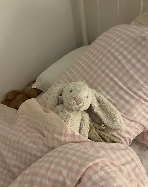 Stuffed Animals On Bed, Jellycat Bunny, Sleepy Girl, Jellycat Stuffed Animals, Model Aesthetic, Bunny Plush, Pink Girly Things, Cute Stuffed Animals, Pretty Selfies