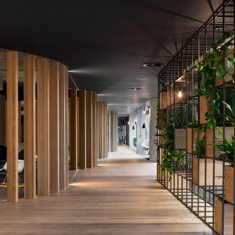 Slack's European headquarters eschews bright colours of tech start-up offices Plant Office Design, Interior Kantor, Sustainable Interior Design, Commercial And Office Architecture, Green Office, Modern Office Design, Office Plants, Bureau Design, Workplace Design