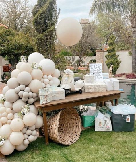 Backyard Baby Shower Ideas, Outdoor Baby Shower Ideas, Unique Baby Shower Decorations, Unique Backyard, Dreamy Backyard, Backyard Baby Showers, Baby Shower Unique, Baby Shower Venues, Baby Shower Table Decorations