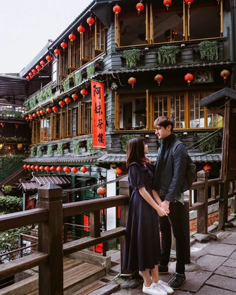 🇹🇼 [ Tips for Visiting Jiufen, Taiwan ] In my opinion, Jiufen's bright red lanterns and narrow alleyways make it the most picturesque village in Taiwan. The lantern-strewn exterior of the famous A-Mei teahouse resembles the epic scenes from Miyazaki's “Spirited Away”! However, I have to admit that Jiufen is probably the most touristy place to visit in Northern Taiwan. The tiny mountain village can be super crowded during the day with international tourists and day trippers from Taipei!  He... Taipei Outfit, Taiwan Outfit, Jiufen Taiwan, Tourist Photos, Taiwan Photography, Taipei Travel, Red Lanterns, Photo Mood, Tokyo Japan Travel