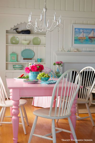 A hot pink dining table with white Windsor bow back chairs add classic cottage style. Pink Dining Rooms, Deco Pastel, Fruit Bars, Beach Living Room, Tulum Wedding, Nails Outfit, Cottage Style Decor, Beach Cottage Decor, Pink Table