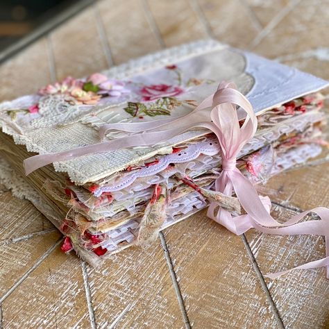 Decoupage Journal Cover, Handmade Journals Ideas, Fabric Journals How To Make, Diy Journal Ideas Handmade, Art Journal Covers, Vintage Journal Ideas, Diy Journal Cover, Homemade Journals, Fabric Junk Journal