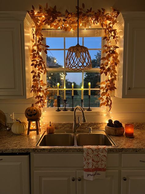 Fall Apartment Decor, Halloween Kitchen Decor, Fall Room Decor, Halloween Decor Diy, Easy Fall Decor, Cozy Fall Decor, Diy Halloween Decor, Fall Decor Inspiration, Halloween Kitchen