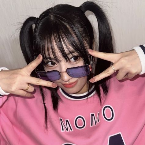 Momo Twice, Hair Icon, Dara Kpop, Hirai Momo, Iconic Photos, Pose Reference Photo, Portrait Poses, Profile Photo, Kpop Aesthetic