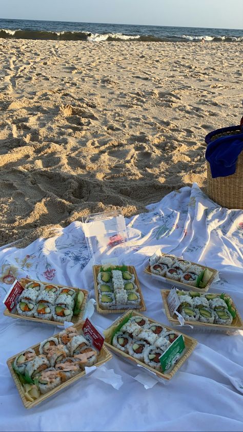 Picnic At The Beach, Summer Energy, Picnic Inspiration, Cute Date Ideas, Camping Aesthetic, Dream Date, Beach Activities, Aesthetic Inspiration, Cool Instagram Pictures