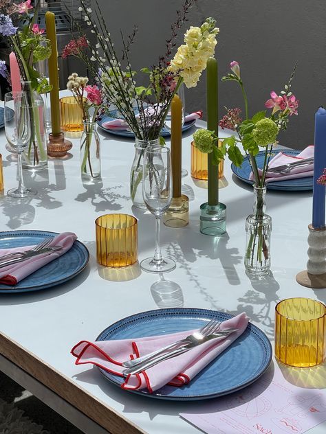 Summer Brunch Table Setting, Scandi Dinner Party, Dinner Party Table Aesthetic, Cottage Dinner Party, Colourful Dinner Party, Summer Dinner Party Tablescape, Small Backyard Party, Colorful Dinner Party, Garden Party Table Setting