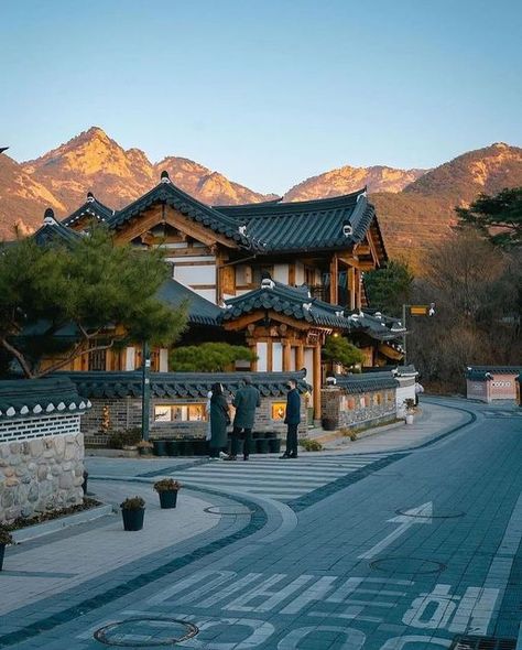 Korea Undiscovered on Instagram: "Eunpyeong Hanok Village is a beautiful hidden gem in Seoul if you love traditional Korean houses (Hanok) 🥰🇰🇷   Share with someone you would love to go on a walk here with 🤩  @ssteart ✨" Modern Hanok House Exterior, Traditional Korean House Aesthetic, Eunpyeong Hanok Village, Korean Village House, Korean Countryside House, Hanok House Korean Traditional, Korean House Aesthetic, Korea Traditional House, Hanok Interior