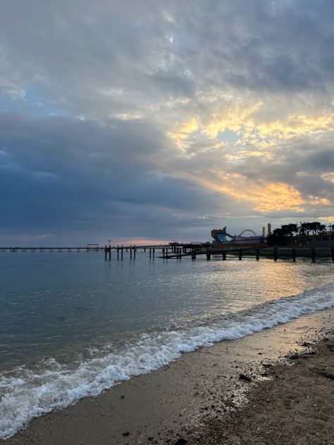 Seaside Asethic, Southend On Sea Aesthetic, London Beach Aesthetic, Uk Seaside Aesthetic, Southend On Sea Beach, British Seaside Aesthetic, Doncaster Aesthetic, Seaside Cottagecore, Seaside Town Aesthetic