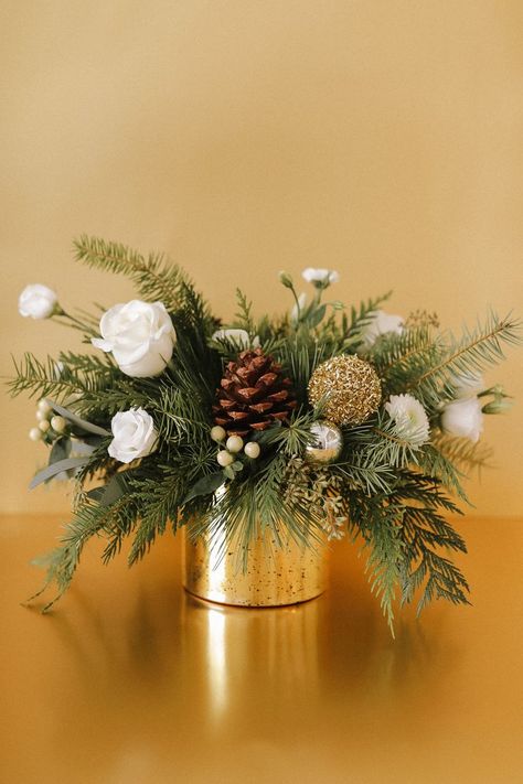 Neutral Ornaments, Floral Christmas Centerpieces, Gold Flower Pot, Christmas Shop Displays, Christmas Arrangements Centerpieces, Christmas Wedding Centerpieces, Christmas Table Centrepiece, Xmas Flowers, Winter Flower Arrangements