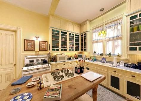 A closer look at the kitchen from Halliwell Manor on the TV show "Charmed" Charmed Halliwell Manor, Charmed House Aesthetic, Charmed House Floor Plan, Charmed House Interior, Charmed Manor, Charmed Kitchen, Manor Bathroom, Charmed Aesthetic, Charmed House