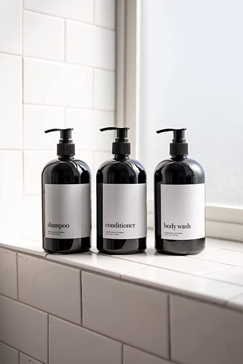 Refillable Shampoo Bottles, Shampoo And Conditioner Bottles, Black Bathroom Sets, Black Bathroom Accessories Set, Bathroom Organization Hacks, Black Shampoo, Trendy Interior Design, Bathroom Showers, Bathroom Master