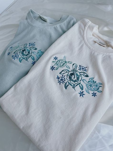 Tropical Turtles Embroidered T-Shirt! -Embroidered on 100% cotton Comfort Colors T-shirt, this design is simple and minimalistic, perfect for every outfit! -Embroidery design measures  -See product pictures for shirt sizing chart. **T-SHIRTS ARE IN UNISEX SIZING AND RUN TRUE TO SIZE. -All t-shirts are handmade on an embroidery machine so there may be slight differences, but we only sell the sweatshirts that meet our high-quality standards. -To maintain the quality of your T-shirt and the embroid Embroidery Machine Aesthetic, Beach Shirt Aesthetic, T Shirt With Embroidery, Blue Shirt Embroidery, Embroidery Clothes T Shirts, Sweat Shirt Embroidery, Embroidery Clothes Ideas, Beach Style Clothes, T Shirts Design Ideas