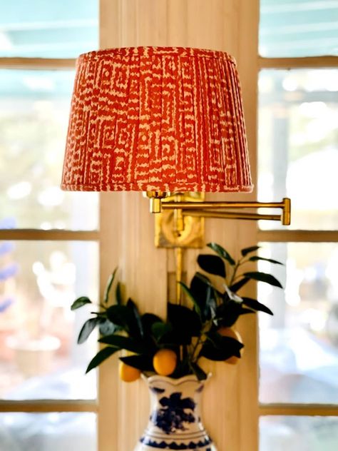 Diy Lampshade Makeover, Diy Lamp Makeover, Lamp Shade Crafts, Pleated Lamp Shades, Pleated Lampshade, Lampshade Makeover, Lamp Makeover, Diy Lampe, Old Lamps