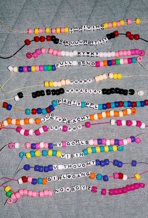 Pulseras Kandi, Pony Bead Bracelets, Anklet Designs, Friendship Bracelets With Beads, Kandi Bracelets, Gelang Manik, Crafts With Pictures, Summer Bracelets, Oboe