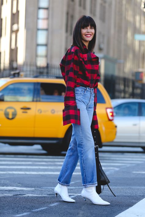 The Fall Bootie That Fashion Editors Are Replacing Their Suede Ones For #refinery29  http://www.refinery29.com/white-boots#slide-1  Our favorite versions come in a little kitten heel and a pointed toe.... Heels Boots Outfit, Printemps Street Style, Jeans Heels Outfit, Crossing The Street, White Boots Outfit, Kitten Heel Boots, Jeans Outfit Women, White Kitten, New York Fashion Week Street Style