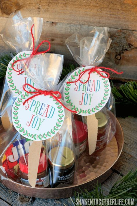 Spread holiday cheer with this Spread Joy Holiday Gift idea! Stack your favorite spreadable jams, jellies, butters, spreads and honey and add a printable gift tag for an easy, affordable holiday gift that is perfect for friends, neighbors and teachers! Jelly Gift, Peanut Butter Spread, Jam Gift, Christmas Neighbor, Neighbor Christmas Gifts, Joy Gifts, Christmas Gifts For Coworkers, Easy Christmas Gifts, Butter Spread