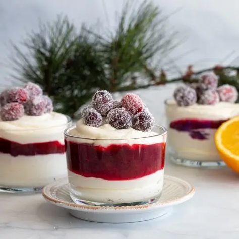 Layered White Chocolate Mousse and Cranberries - Delicious Dessert White Chocolate Mousse Recipe, Orange Mousse, White Chocolate Mousse, Chocolate Mousse Recipe, White Chocolate Cranberry, Layered Desserts, Chocolate Cheese, Chocolate Cream Cheese, Winter Desserts