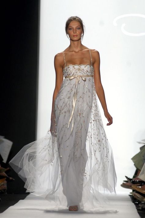 2005 Runway Fashion, 2011 Dresses, Global Interior Design, Dress Coquette, Daria Werbowy, Travel Humor Quotes, Runway Gowns, Haute Couture Gowns, Runway Fashion Couture