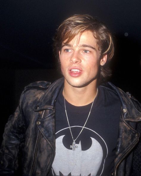 Brad Pitt at the Amnesty International Event in Hollywood, CA 1988 #youngbradpitt #bradpitt #amnestyinternationalevent #1988 #1980s #80s #80snostalgia #80sheartthrob #80sheartthrobs Leonardo Dicaprio, Brad Putt, Bradd Pitt, براد بيت, Brad Pitt Young, 90s Actors, 90s Men, Tyler Durden, Hot Actors