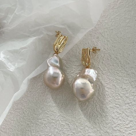 Enjoy the unique texture and luster of Baroque pearls! 💖Material: 18k gold plated over silver, baroque pearl 💖Dimensions: 1" baroque pearl pendant, whole length 1.4" https://beautyindex.shop/collections/earrings/products/golden-wave-baroque-earring?variant=48295264256310 Baroque Pearl Pendant, Pearl Earrings Wedding, Earrings Wedding, Baroque Pearls, Pendant Earrings, Pearl Pendant, 18k Gold, Pearl Earrings, Gold Plate