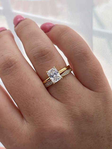 New In! Summer 2023 Promo Sale! One of our bestseller the Alessandra and 2mm half eternity curved moissanite band make a beautiful set together.  💎This beautiful bridal set features 2CT radiant cut 6A CZ diamond stone on a minimalistic 1.8mm 18K yellow gold over Sterling Silver band and a complimentary 2mm curved moissanite band. 💎Made of high quality sterling silver and  heavy plated with yellow gold, rose gold or rhodium it will not rust or turn your finger green. Please be aware that plated jewelry can wear off over time, if this is a concern we would suggest going with the sterling silver ring plated with Rhodium.  Please note: Even though we apply thick layer of gold we strongly recommend to avoid lotions, harsh chemical and water to make sure gold stays on.  💎Will come in a box re Curved Wedding Band With Radiant Engagement Ring, Gold Wedding Band With Silver Engagement Ring, Radiant Wedding Ring Set Yellow Gold, Radiant Wedding Ring Set Gold, Engagment Ring With Wedding Band, Radiant Ring Stack, Silver Engagement Ring Gold Wedding Band, Thick Gold Wedding Bands For Her, Wedding Band With Radiant Ring