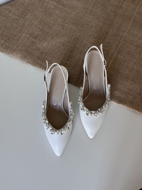 Short Wedding Shoes, Embroidered Wedding Shoes, Wedding Shoes White, Wedding Shoes For Bride, Shoes For Bride, White Block Heels, Stone Blocks, White Wedding Shoes, Embroidered Wedding