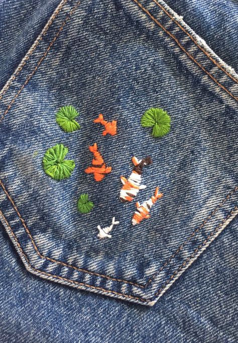 Embroidery Ideas For Beginners Tutorial, Jean Embroidery Tutorial, Embroidery Denim Jeans, Easy Embroidery On Clothes, Hand Embroidery On Jeans, Hand Embroidery Jeans, Jeans Embroidery Ideas, Bordados Aesthetic, Grunge Embroidery