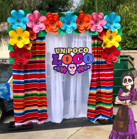 Coco Backdrop Ideas, Coco Mexican Theme Party, Coco Movie Halloween Decorations, Coco Themed Party Decorations, Coco Movie Decorations, Mexican Fiesta Backdrop Ideas, Coco Decorations Party, Coco Movie Birthday Party, Coco Movie Party Ideas