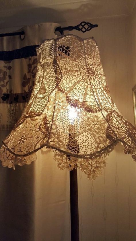 Lampe Crochet, Lamp Shade Crafts, Vintage Lampshades, Crochet Lamp, Doily Art, Doilies Crafts, Deco Champetre, Lampshade Makeover, Shabby Chic Crafts