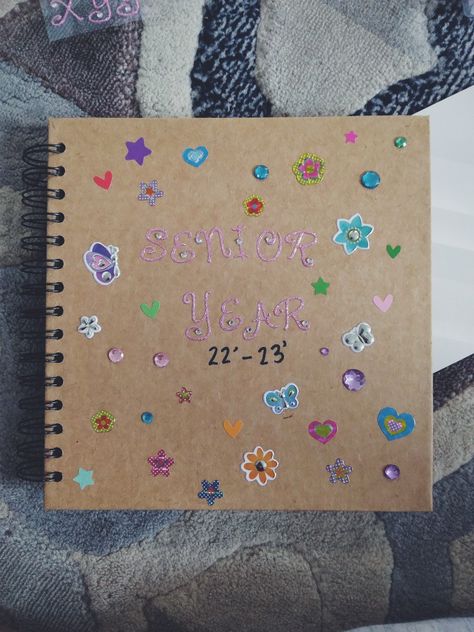 Senior Year Scrapbook Cover, Senior Year Scrapbook Ideas, Scrapbook Title Page Ideas, Scrapbook Title Page, Camp Scrapbook, Scrapbook 2024, Senior Year Aesthetic, Title Page Ideas, Senior Scrapbook Ideas