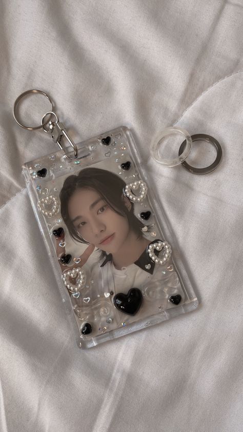 Photocard Holder Aesthetic, Key Medal Ideas, Hyunlix Rings, Card Holder Aesthetic, Card Holder Kpop, Diy Photo Holder, Kpop Photocard Holder, Photocard Deco, Pc Decoration