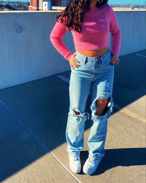 Hot Pink Long Sleeve Shirt Outfit, Hot Pink Sweater Outfit, Hot Pink Shirt Outfit, Crop Top Outfits Winter, Long Sleeve Cropped Top Outfits, Pink Sweatshirt Outfit, Cropped Cardigan Outfit, Cropped Sweater Outfit, Pink Sweater Outfit