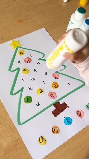 Fynn Sor | Happy Tot Shelf on Instagram: "Here’s a super low prep activity for kids to learn vowels and letter matching! Set up this Vowel Christmas Tree in less than 5 minutes and invite your child to find and dot the vowels in matching colours. 👉🏻 Recommended for 2 to 5yo 👉🏻 For 2 to 3yo, use either uppercase of lowercase letters. For 4 to 5yo, match uppercase to lowercase letters. ❤️ Love this idea? Save this post and try this easy activity one day! . . #learningisfun #handsonlearning #pr Kraftangan Prasekolah, Maluchy Montessori, Homeschool Preschool Activities, Aktiviti Kanak-kanak, Kindergarden Activities, Montessori Toddler Activities, Hanging Craft, Kindergarten Learning Activities, Baby Learning Activities