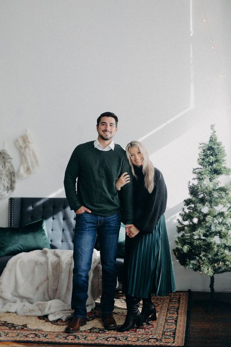 Christmas Couple Outfit Ideas, Holiday Photo Outfits Couple, Christmas Photoshoot Boyfriend, Cute Christmas Couple Outfits, Christmas Card Outfit Ideas Couple, Couple Christmas Pictures Poses, Couple Christmas Card Poses, Family Christmas Pictures Adults, Married Couple Christmas Photos