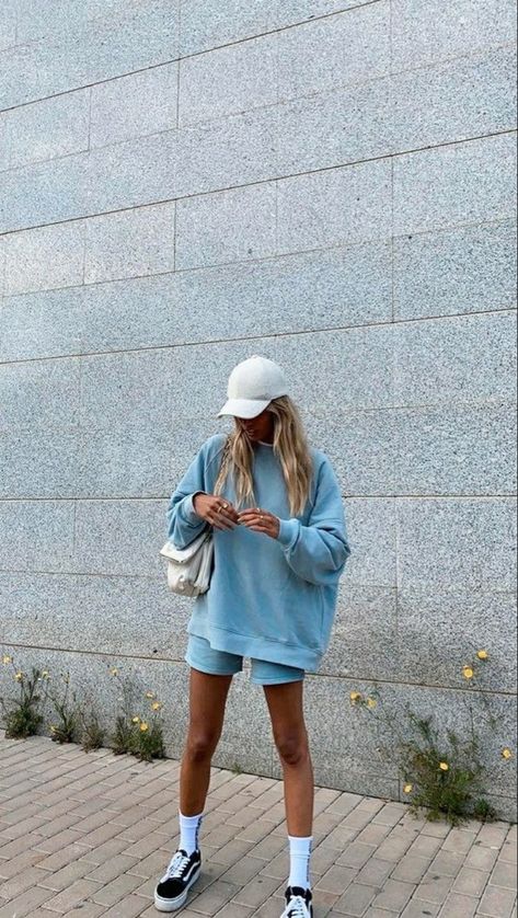 Summer Jeans And Heels Outfit, Daily Comfy Outfits, Dressed Up Athleisure, Summer Athleisure Outfits 2024, Colorful Casual Outfits, Outfits 00s Style, Boy Outfits Summer, Streetwear Athleisure, Campus 00