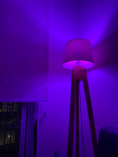 luz roxa purple light Dark Purple Room, Lavender Birthday, Lighting Mood, Purple Lamp, Purple Lights, Interest Board, Purple Lighting, Lavender Haze, Purple Rooms