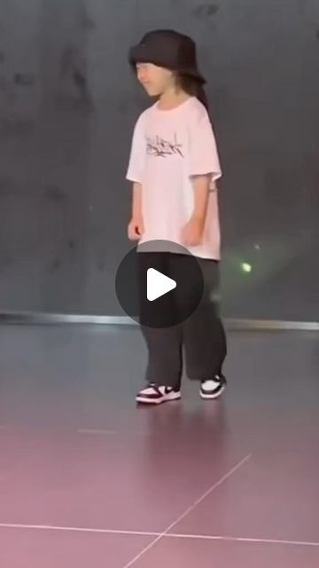 How To Do Cool Dance Moves, Toddler Dance Classes, Baby Laughing Video, Kitchen Dancing, Danse Hip Hop, Dance Video Song, Hip Hop Dance Moves, Jive Dance, Children Dancing