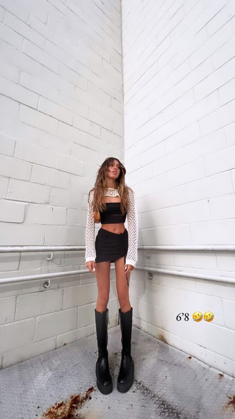 Summer Night Out Outfit Aesthetic, Mini Skirt Bar Outfit, Crssd Festival Outfit San Diego, Festival Inspo 2024, Music Festival Outfit Ideas Summer, John Summit Concert Outfit, Berlin Club Fashion, Concert Outfit Baddie, Leon Outfit