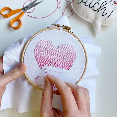 Herringbone Stitch Tutorial, Diy Embroidery Art, Embroidery Hoop Art Diy, Embroidery Lessons, Embroidery Hearts, Fabric Paint Designs, New Embroidery, Diy Embroidery Designs, Embroidery Stitch