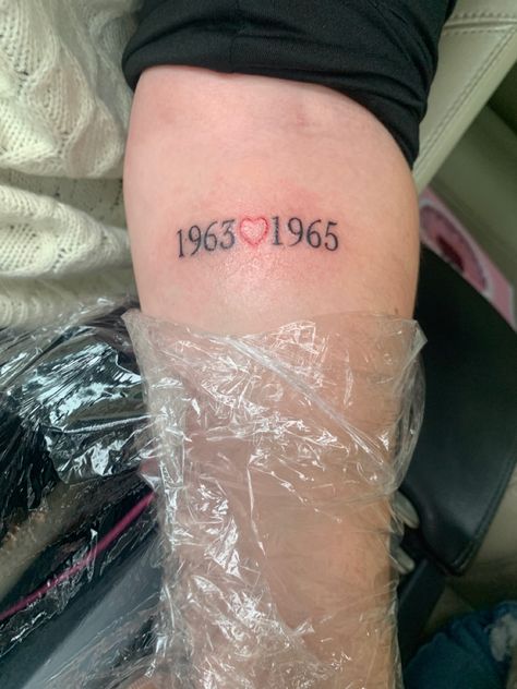 Parents Year Of Birth Tattoo, Parents Bday Tattoo, Parents Birth Year Tattoo, Birthyear Tattoo Ideas, Years Tattoo, Perspective Tattoos, Birth Year Tattoo, Stick Poke, Year Tattoo