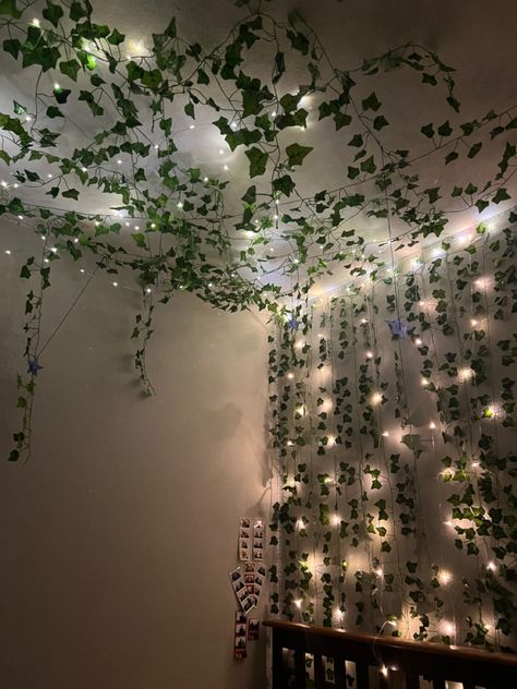 Dim Fairy Lights, Fairy Lights Celling, Ivy Garland Decor Ideas, Plants On Ceiling Bedroom, Fairy Lights Behind Tv, Fake Ivy Ceiling, Fairy Lights On Ceiling Bedroom, Fairy Lights Bathroom, Vines In Corner Of Room