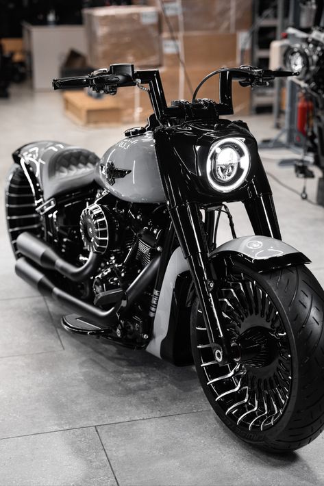 Harley custom Fat Boy ‘Fat Box V’ by Box39 Harley Davidson Fatboy Custom, Moto Ninja, Мотоциклы Harley Davidson, Harley Fatboy, Motorcycle Custom, Мотоциклы Cafe Racers, Custom Street Bikes, Harley Davidson Fatboy, Classic Harley Davidson