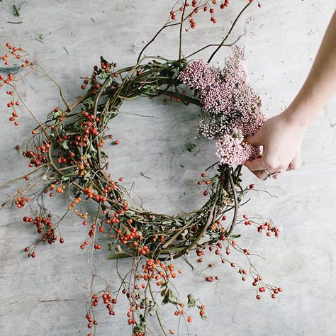 Dried Flower Christmas, Flower Christmas Wreath, Flower Magazine, Dried Floral Wreaths, Dried Flowers Diy, Make Your Own Wreath, Handmade Christmas Wreaths, California Christmas, Dried Wreath