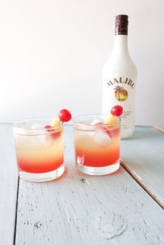 Malibu Sunset Cocktail. These would be absolutely perfect for a summer barbecue, if Scotland gets any sun this summer that is! Malibu Sunset Cocktail Recipe, Malibu Sunset Cocktail, Sunset Cocktail Recipe, Malibu Cocktails, Coconut Rum Drinks, Malibu Drinks, Sunset Cocktail, Resep Juice, Layered Drinks