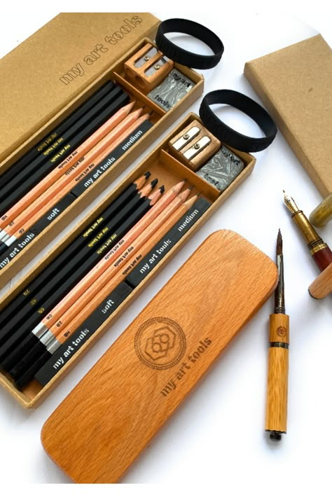 Artist Tools Art Supplies, Art Supplies Pens & Pencils, Drawing Materials Aesthetic, Pen For Drawing, Pencils For Drawing, Best Art Supplies, Travel Watercolor, Drawing Pencils, Art Studio Room