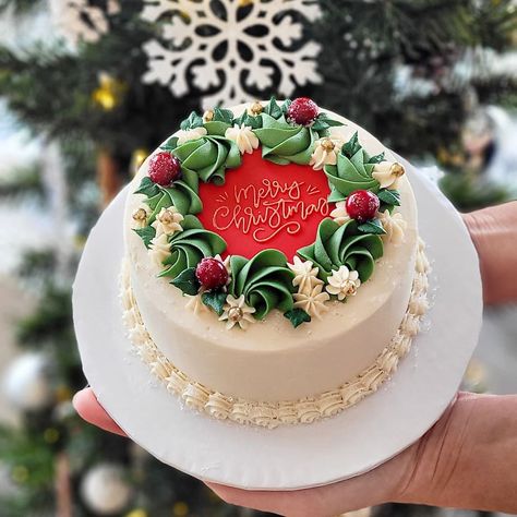 Staci Bakes (@stacibakesalot) • Instagram photos and videos Simple Christmas Cakes Ideas, Christmas Mini Cake Designs, Wreath Christmas Cake, Wreath Cake Christmas, Christmas Cake Ideas Decoration Simple, Christmas Cake Ideas Buttercream, Christmas Cake Designs Buttercream, Christmas Theme Cake Ideas, Christmas Cake Designs Simple