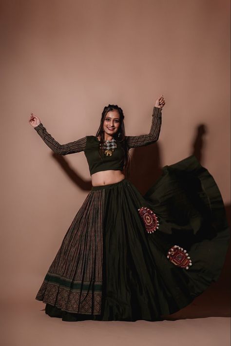 Dandiya Dress, Garba Outfit, Choli Blouse Design, Chaniya Choli Designs, Garba Dress, Navratri Dress, Trendy Outfits Indian, Navratri Chaniya Choli, Lehenga Designs Simple