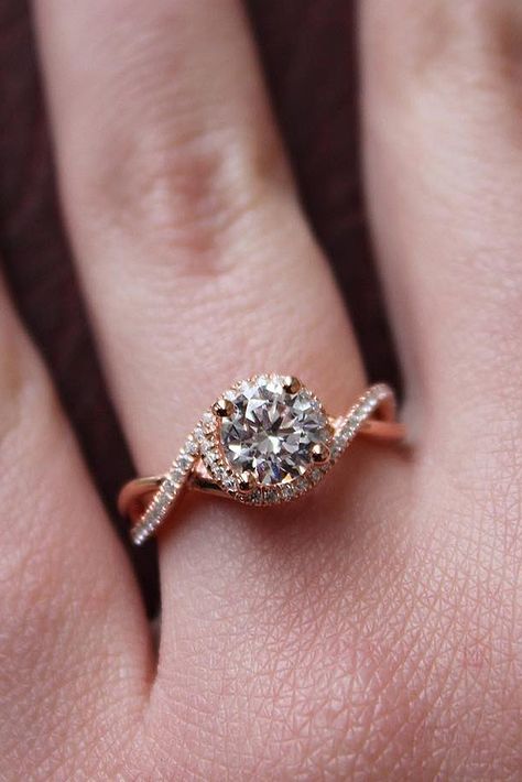 Rings For Engagement Gold, Engagement Ring Bride, Engagement Solitaire Rings, Wedding Rings Elegant Classy, Wedding Gold Rings For Bride, Women Engagement Rings Gold, Engagement Ring Design For Women Gold, Wedding Ring Ideas For Women, Diamond Engagement Rings For Women